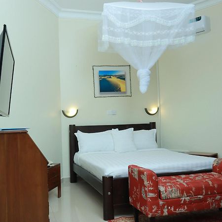 Mowicribs Hotel And Spa Entebbe Exteriör bild