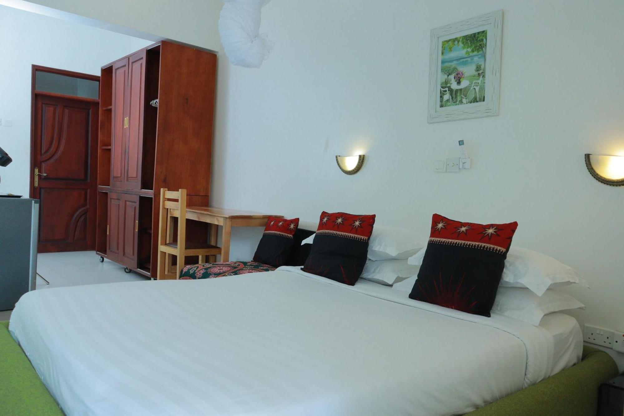 Mowicribs Hotel And Spa Entebbe Exteriör bild