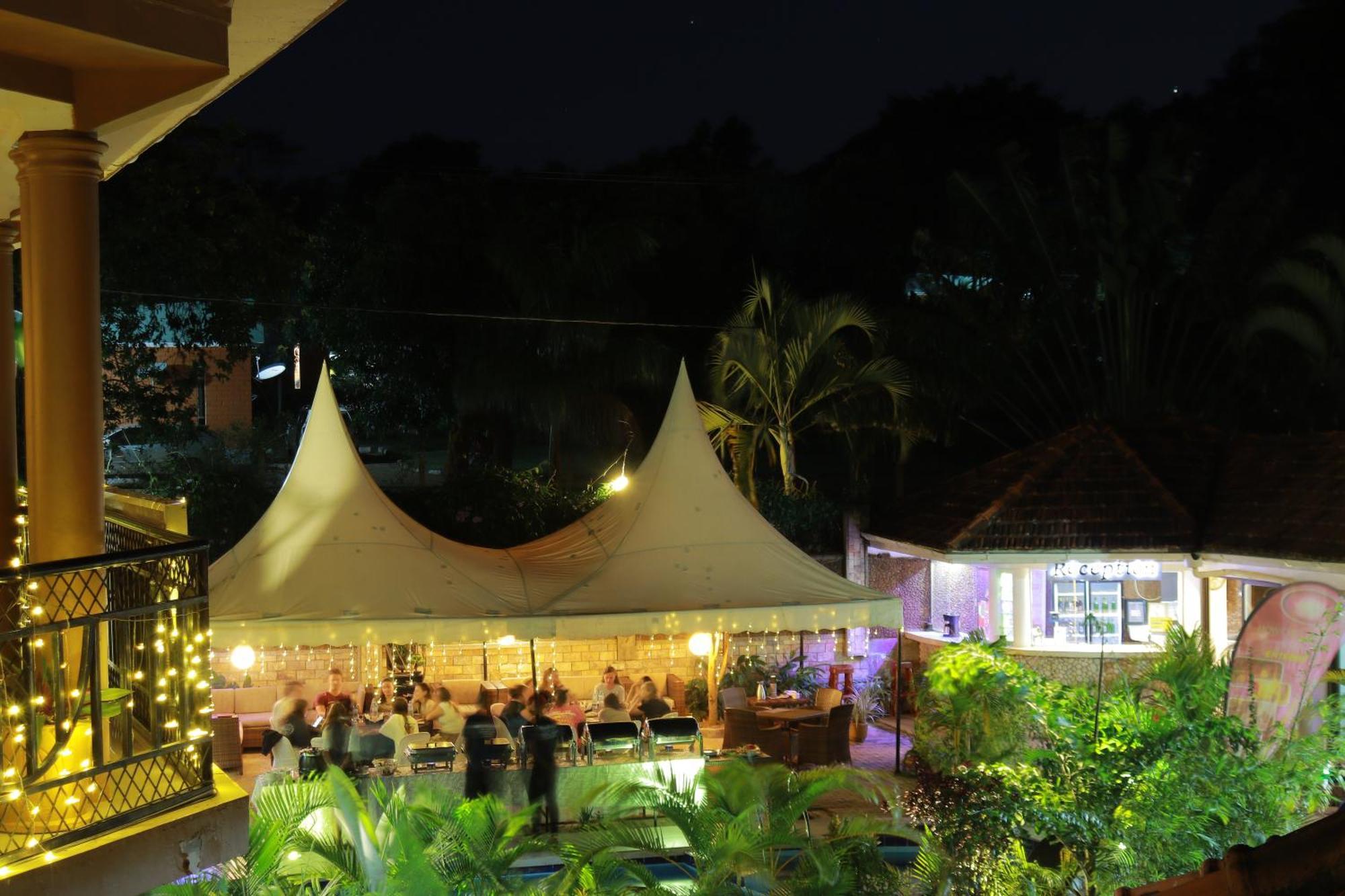 Mowicribs Hotel And Spa Entebbe Exteriör bild