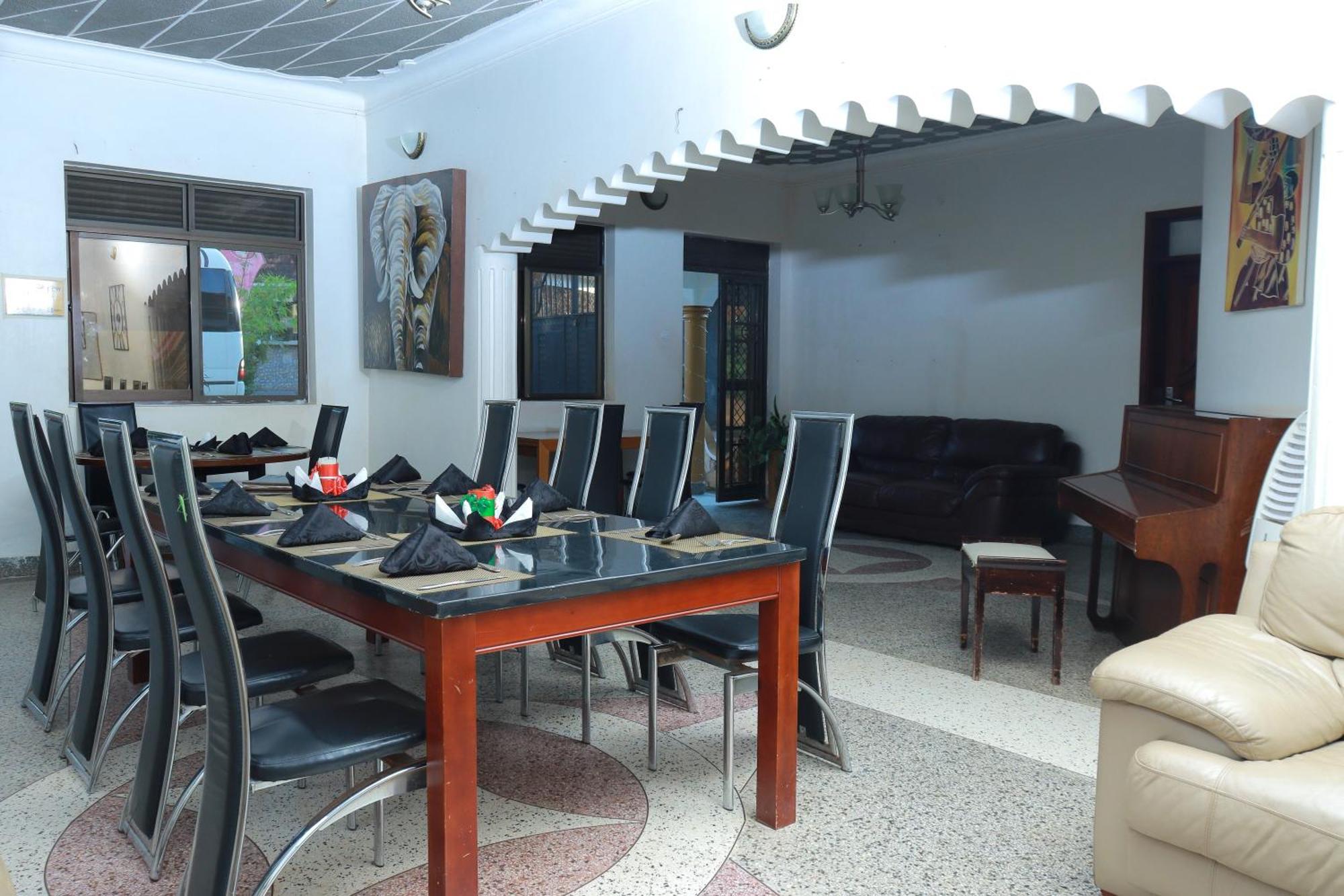 Mowicribs Hotel And Spa Entebbe Exteriör bild