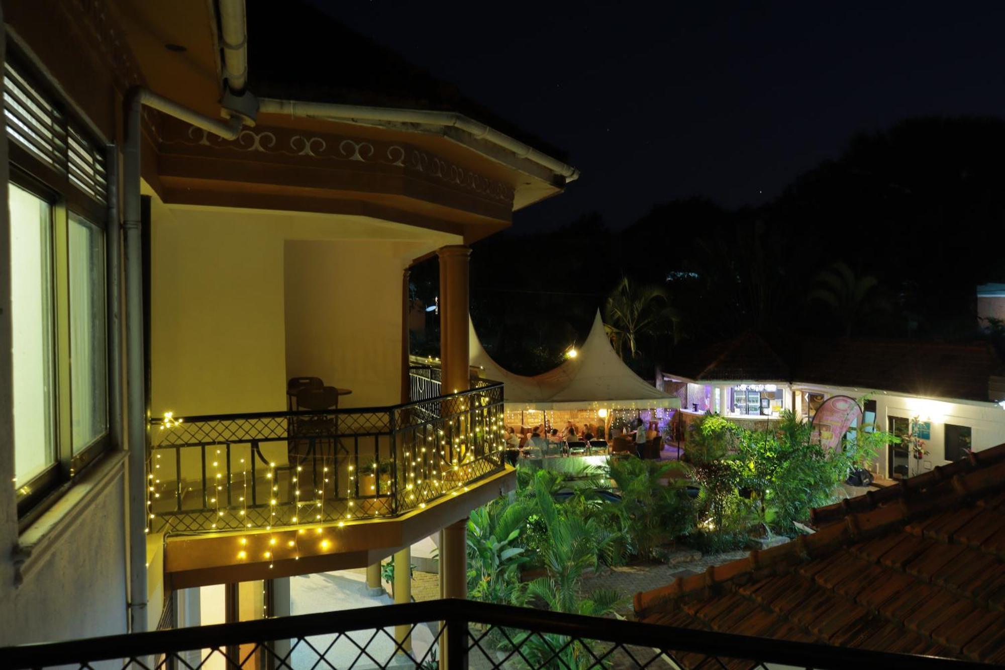 Mowicribs Hotel And Spa Entebbe Exteriör bild