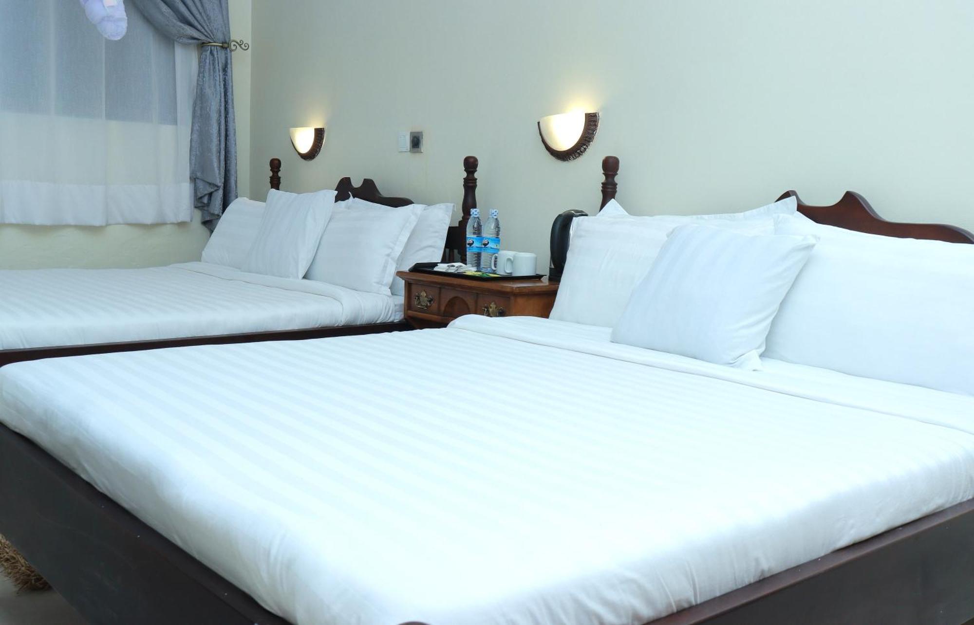 Mowicribs Hotel And Spa Entebbe Exteriör bild