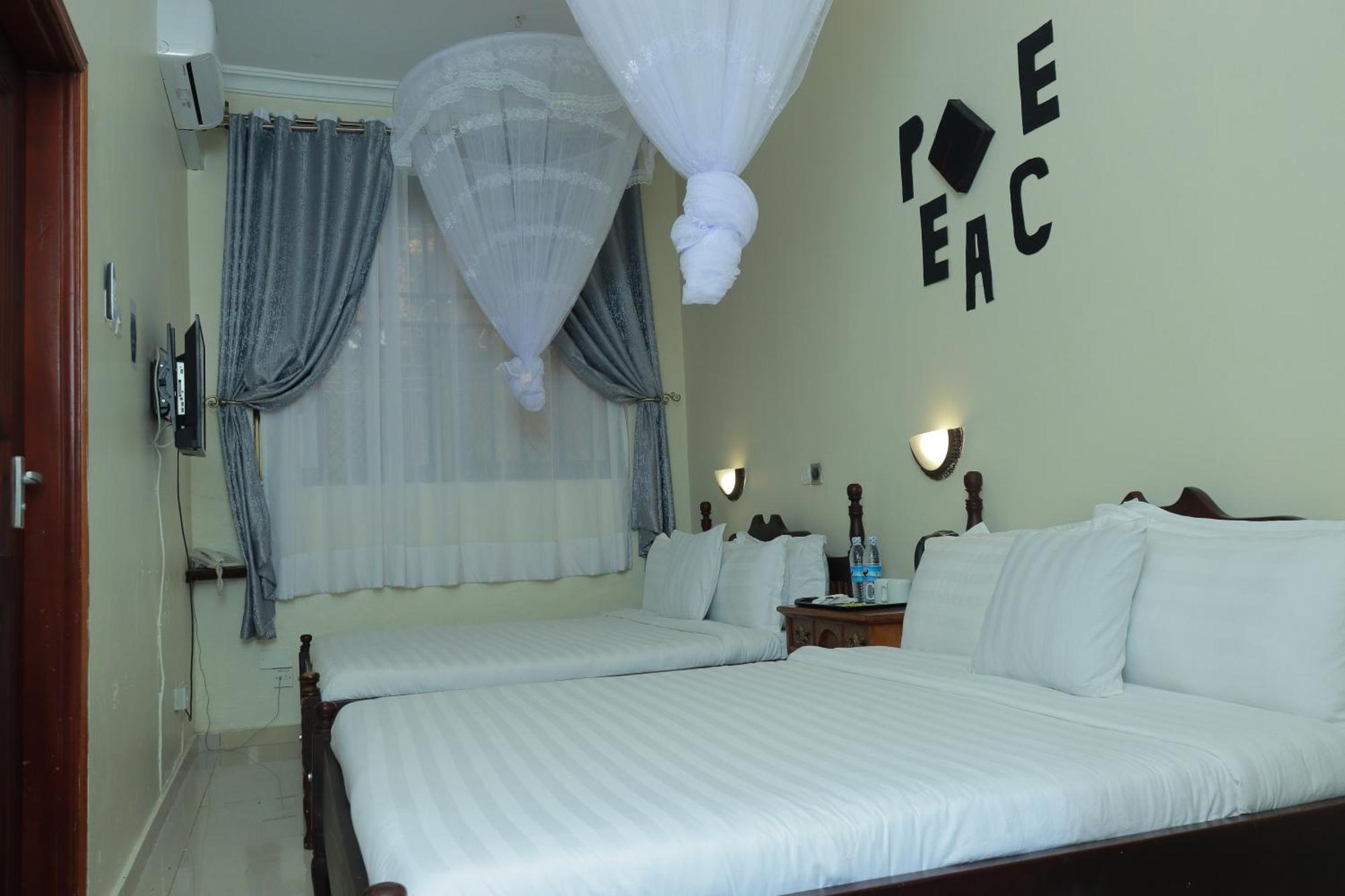 Mowicribs Hotel And Spa Entebbe Exteriör bild