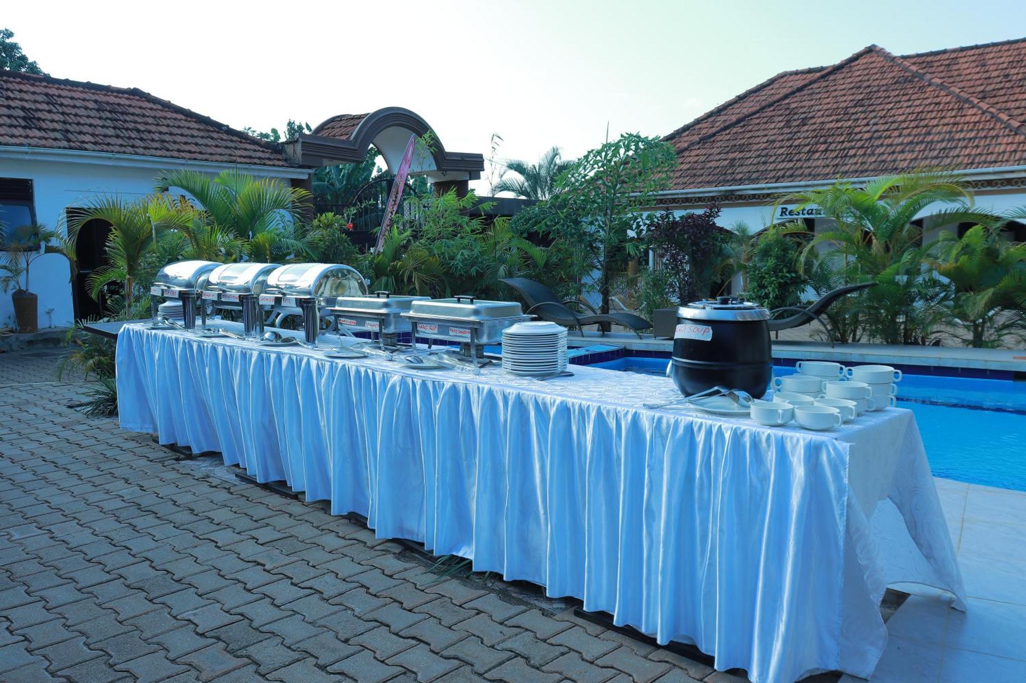 Mowicribs Hotel And Spa Entebbe Exteriör bild