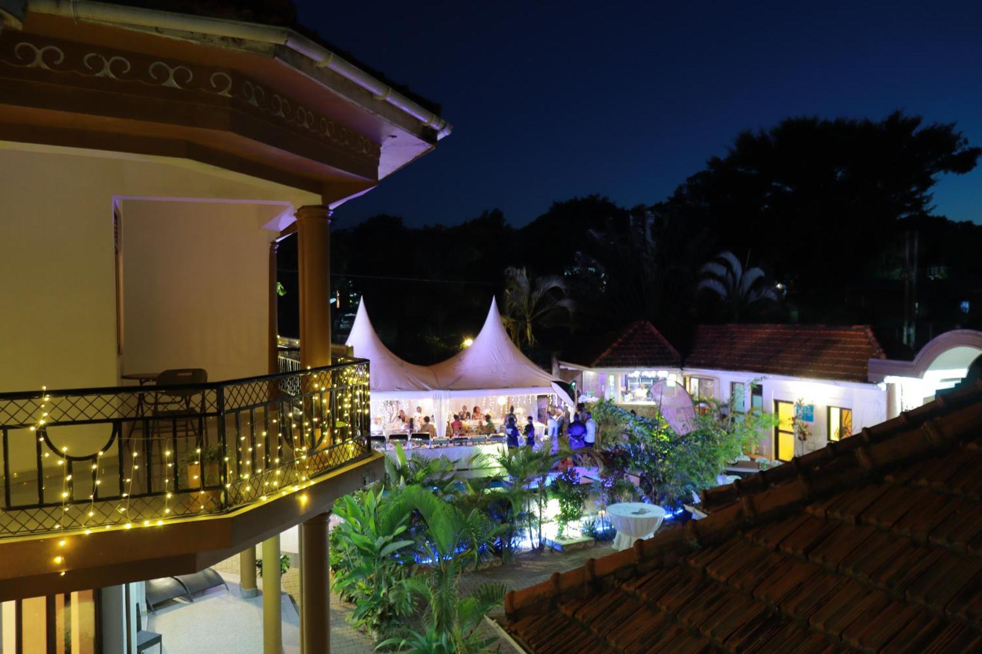 Mowicribs Hotel And Spa Entebbe Exteriör bild