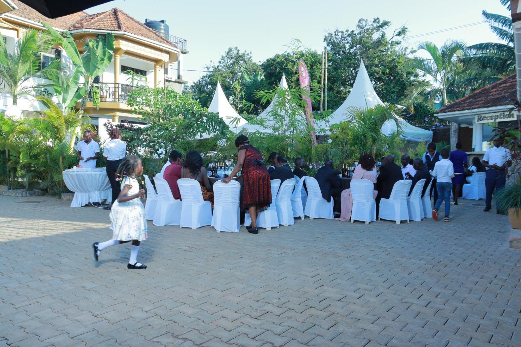 Mowicribs Hotel And Spa Entebbe Exteriör bild