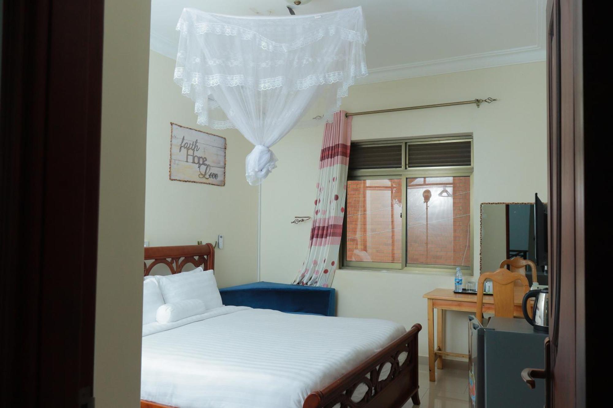 Mowicribs Hotel And Spa Entebbe Exteriör bild