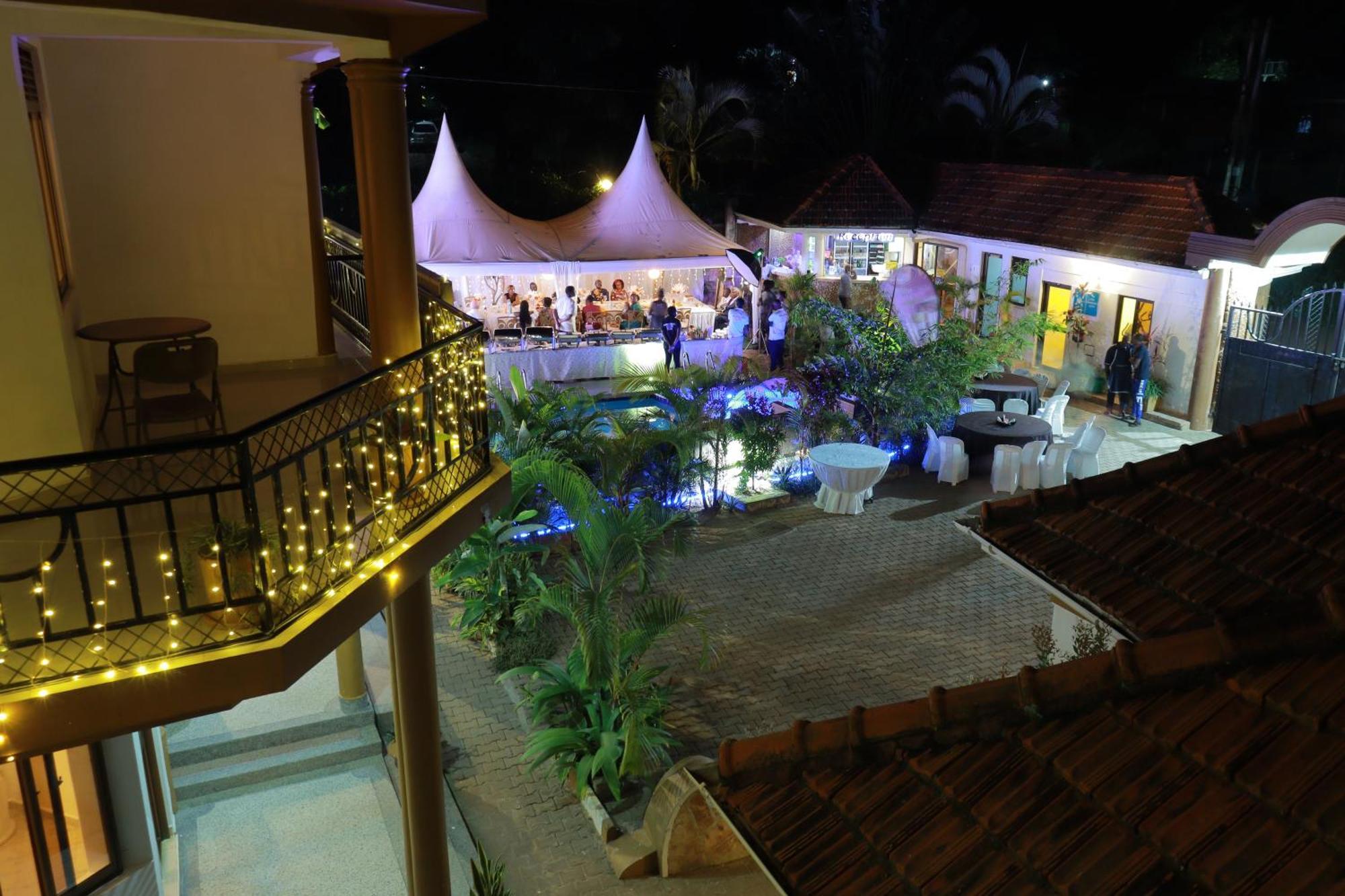 Mowicribs Hotel And Spa Entebbe Exteriör bild