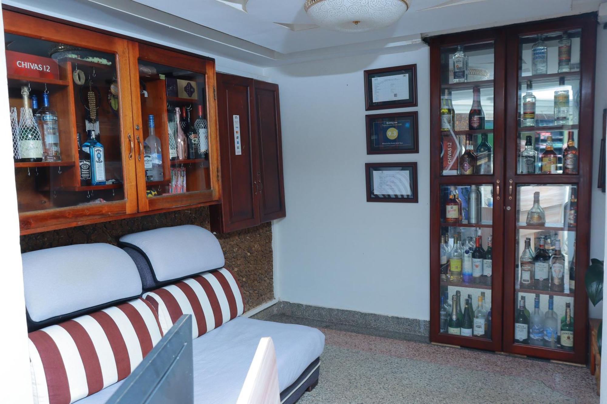 Mowicribs Hotel And Spa Entebbe Exteriör bild